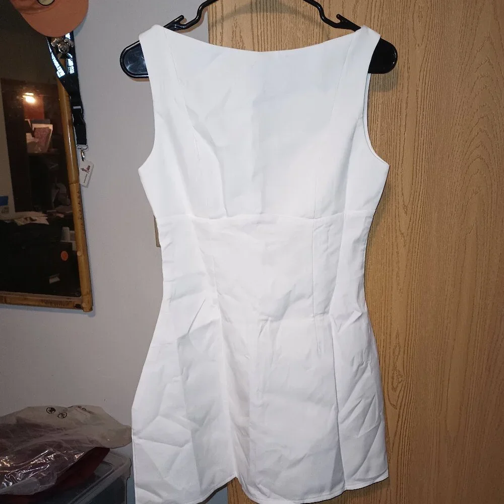 Elegant White Mini Dress with Boat Neck - Picture 4 of 6